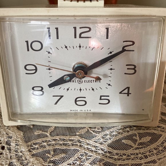 Vintage GE Electric Alarm Clock - Picture 4 of 7